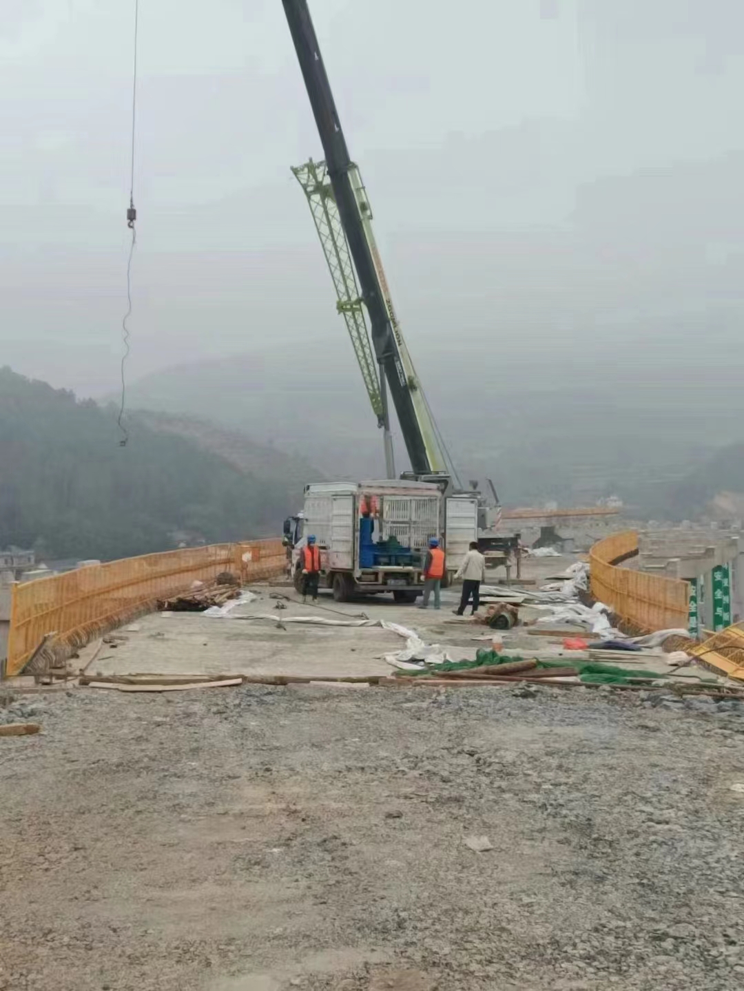 云南交投總承建，會澤到巧家高速公路一標，40/200自平衡架橋機，在匝道開始拼裝，匝道總寬度8米