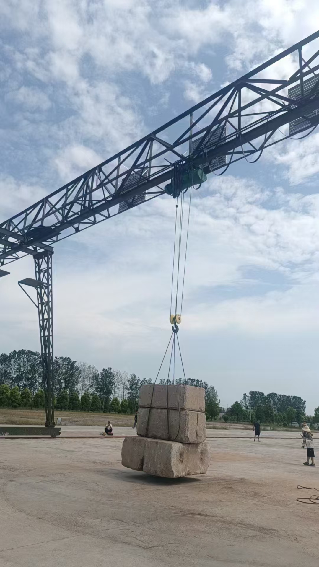 兩臺起重機成功起吊靜載1.25倍，動載運行平穩(wěn)??！