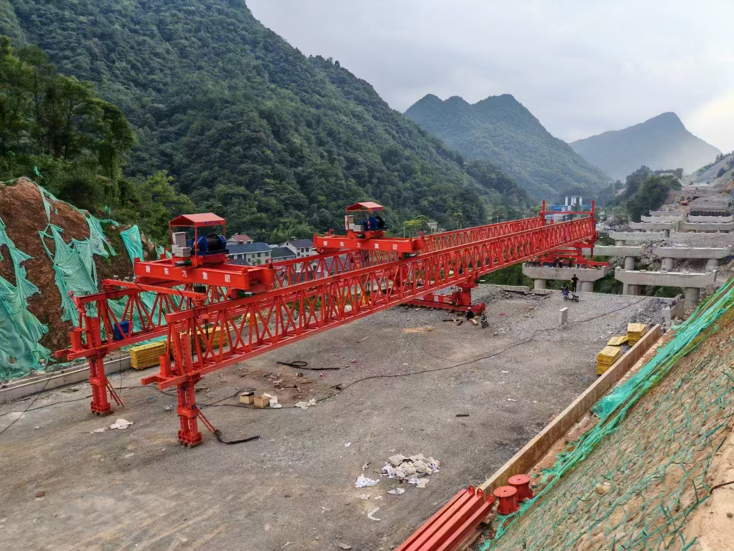 湖北宜昌，中鐵六局宜來高速三標（宜都 來鳳）新東方起重機集團40/200自平衡架橋機安裝調試完成