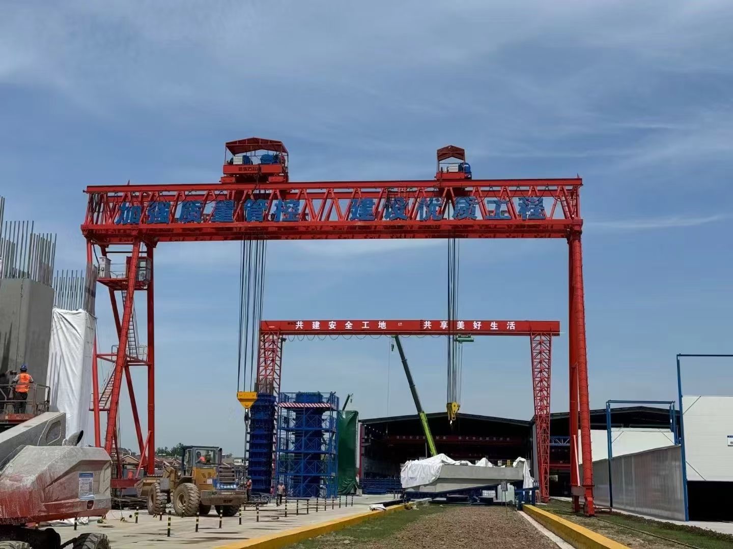 江蘇宿遷工地200+100提梁機，跨度30m高18m，吊墩柱使用，