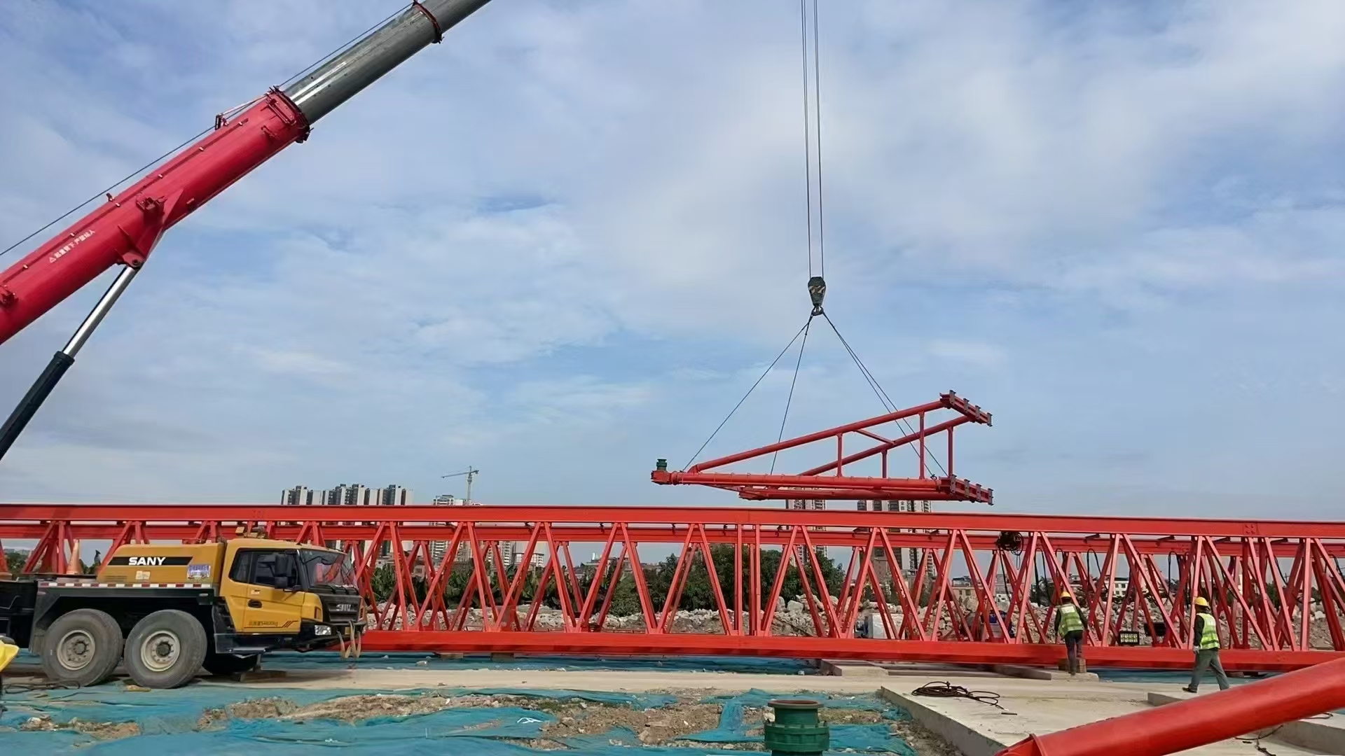 助力中鐵十二局廣深改擴建穗莞段??！M G80t50m大跨度提梁機順利吊裝