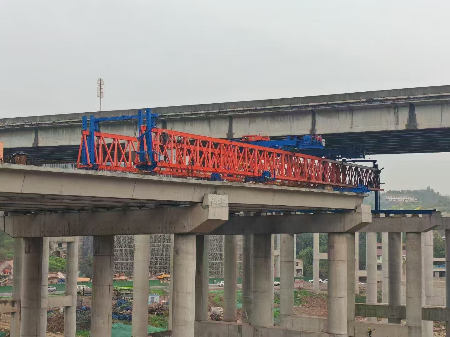 四川宜賓，四川路航元水互通項目新東方起重機集團40/200自平衡架橋機限高5.5米安裝調(diào)試完成